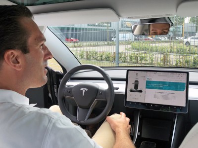 Tesla maakt van jouw auto een mobiel kantoor met vergaderfunctie